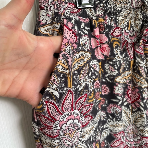 Loft size medium petite straight leg crop. Flora pattern. - Picture 3 of 6